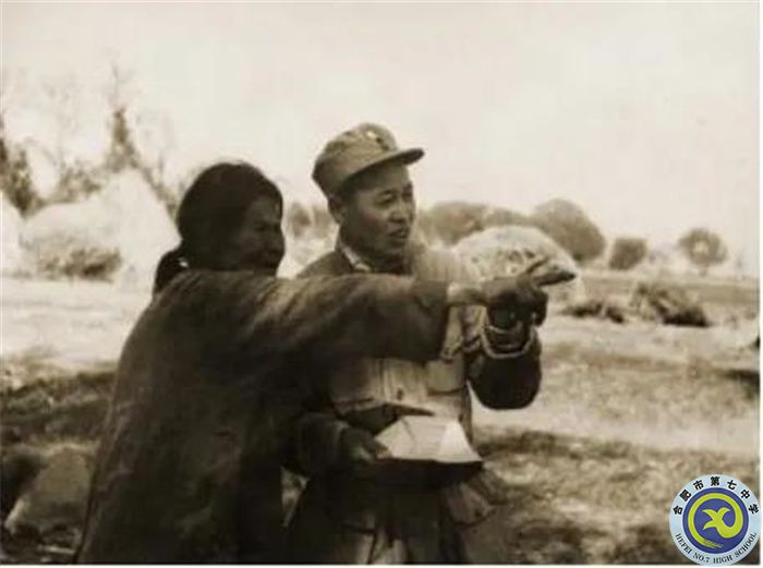 △山東當(dāng)?shù)匾晃淮竽锩爸ｋU(xiǎn)為我軍炮兵指揮員指示炮擊目標(biāo)。（孟良崮戰(zhàn)役紀(jì)念館供圖）.jpg