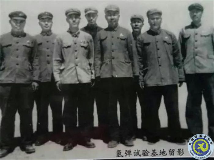 △參加空投我國第一顆氫彈的徐克江機(jī)組成員，左三為機(jī)組領(lǐng)航員孫福長.jpg