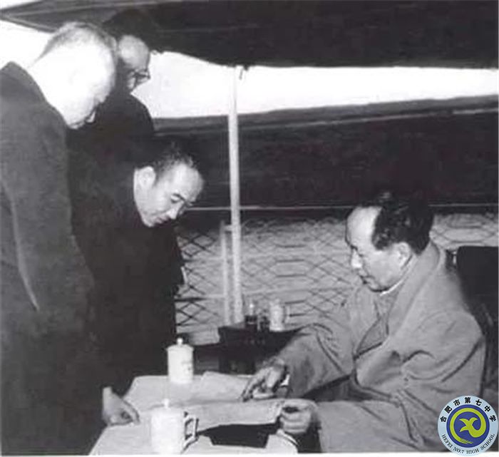 △1958年，毛澤東乘船視察三峽.jpg
