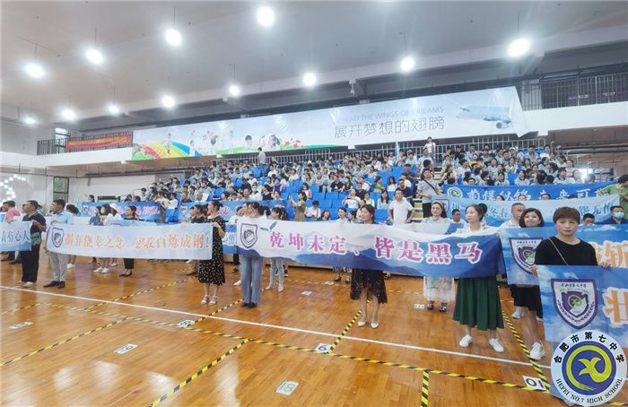 家長們參加學?；顒?jpg
