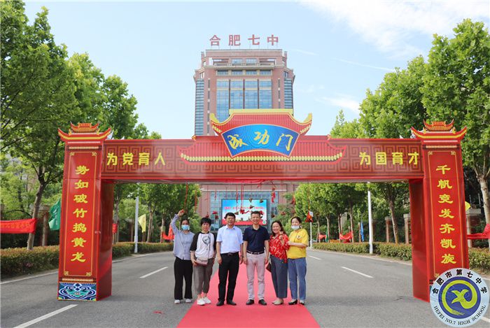 高三離校前鄧校、宋主任與家長合影.jpg