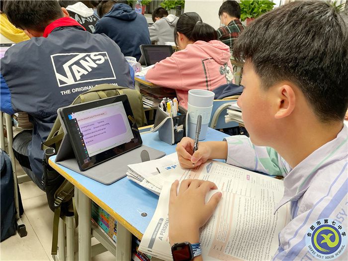 學生利用平板記錄課堂筆記.jpg