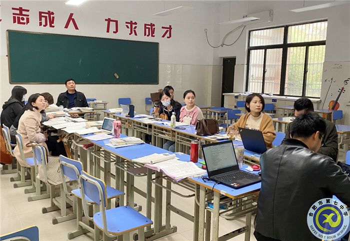 組內(nèi)老師認(rèn)真聆聽(tīng).jpg