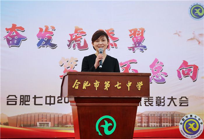 家長代表：高一（5）班，吳澤凡家長，劉志紅女士發(fā)言.jpg