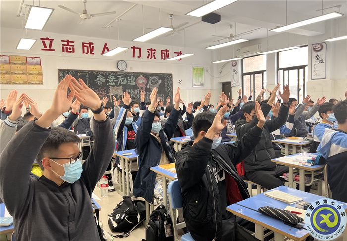 安徽廣播電視臺(tái):攜丹心以夢(mèng)為馬 獻(xiàn)韶光強(qiáng)團(tuán)興華——合肥七中高二(14)班團(tuán)支部積極加強(qiáng)團(tuán)建激勵(lì)青年勇?lián)姑?圖4) 安徽廣播電視臺(tái):攜丹心以夢(mèng)為馬 獻(xiàn)韶光強(qiáng)團(tuán)興華——合肥七中高二(14)班團(tuán)支部積極加強(qiáng)團(tuán)建激勵(lì)青年勇?lián)姑?圖4)