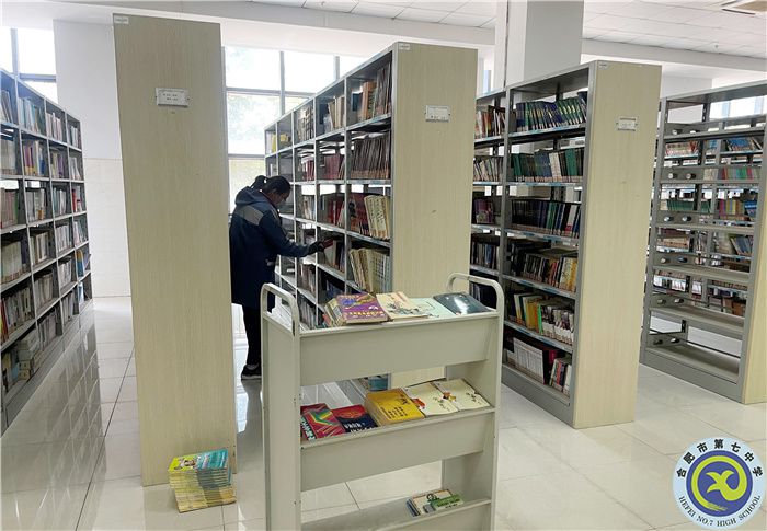 合肥七中圖書館開(kāi)展所有圖書倒順架、清查工作(圖2)