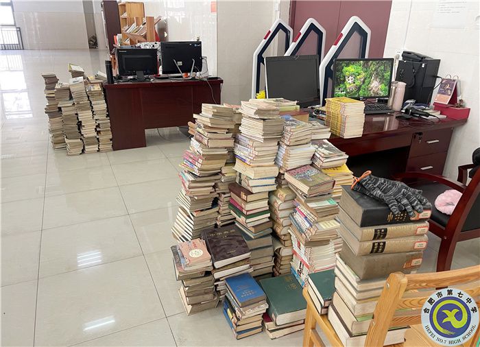 合肥七中圖書館開(kāi)展所有圖書倒順架、清查工作(圖1)