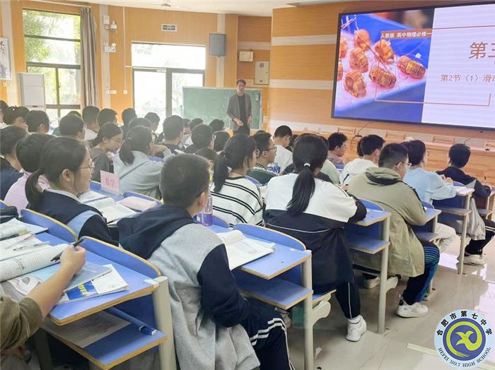 學生認真聽課，十分專注.jpg