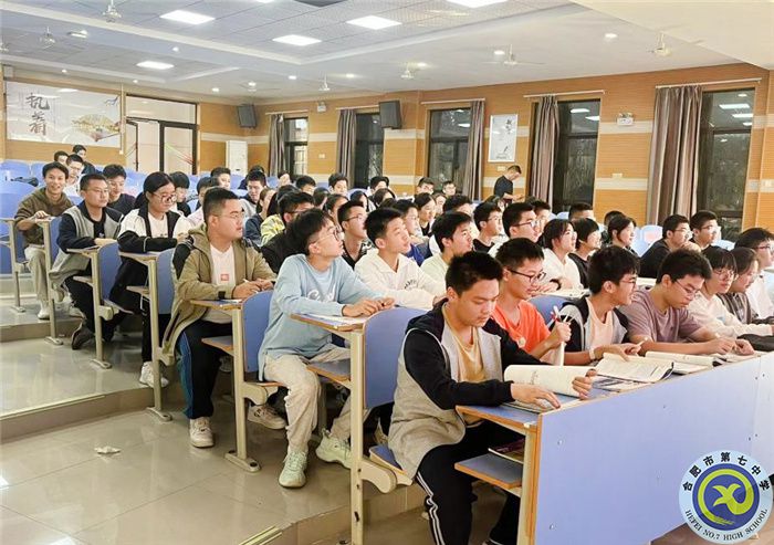 同學們認真思考問題.jpg