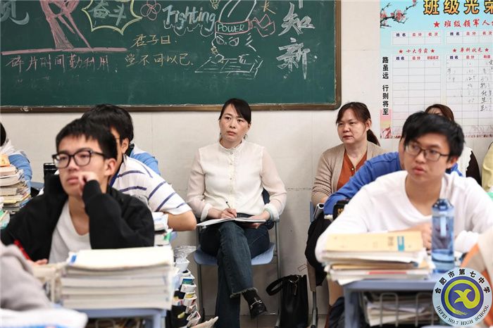 陳文靜主任和王愛華組長(zhǎng)聽課中.jpg
