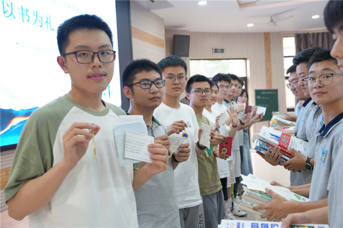 以書為禮，文脈傳承！合肥七中2024屆高三年級舉辦愛心贈書活動(圖3)