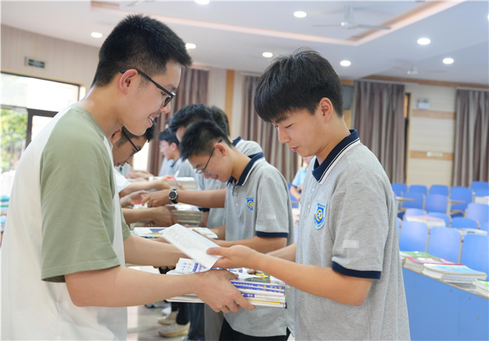 以書為禮，文脈傳承！合肥七中2024屆高三年級舉辦愛心贈書活動(圖2)