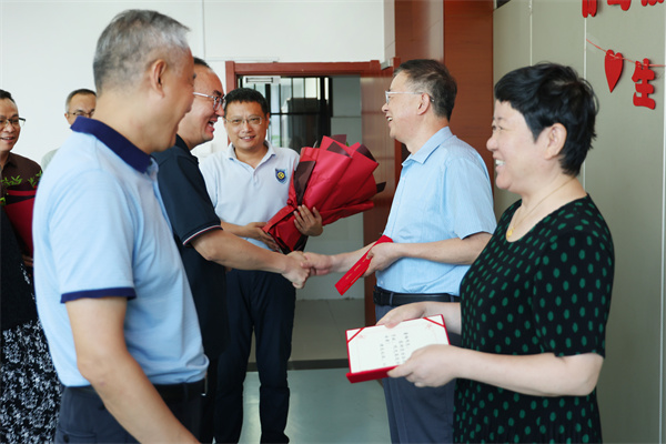 合肥七中舉行“芳華謝幕，情滿杏壇”榮休教師座談會(huì)(圖2)